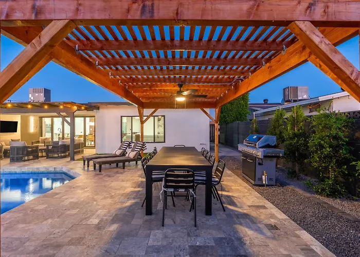 Holiday home Luxuryoasis Htdpoolhottubfire Pitgolf Oldtown