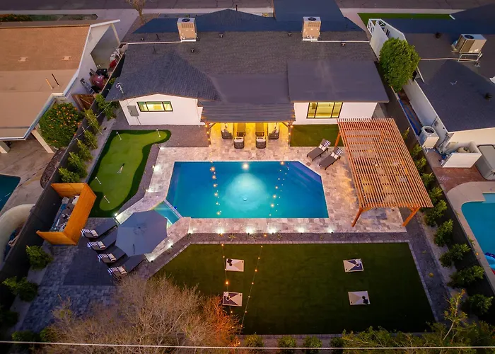 Luxuryoasis Htdpoolhottubfire Pitgolf Oldtown Holiday home Scottsdale