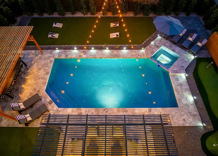 Holiday home Luxuryoasis Htdpoolhottubfire Pitgolf Oldtown